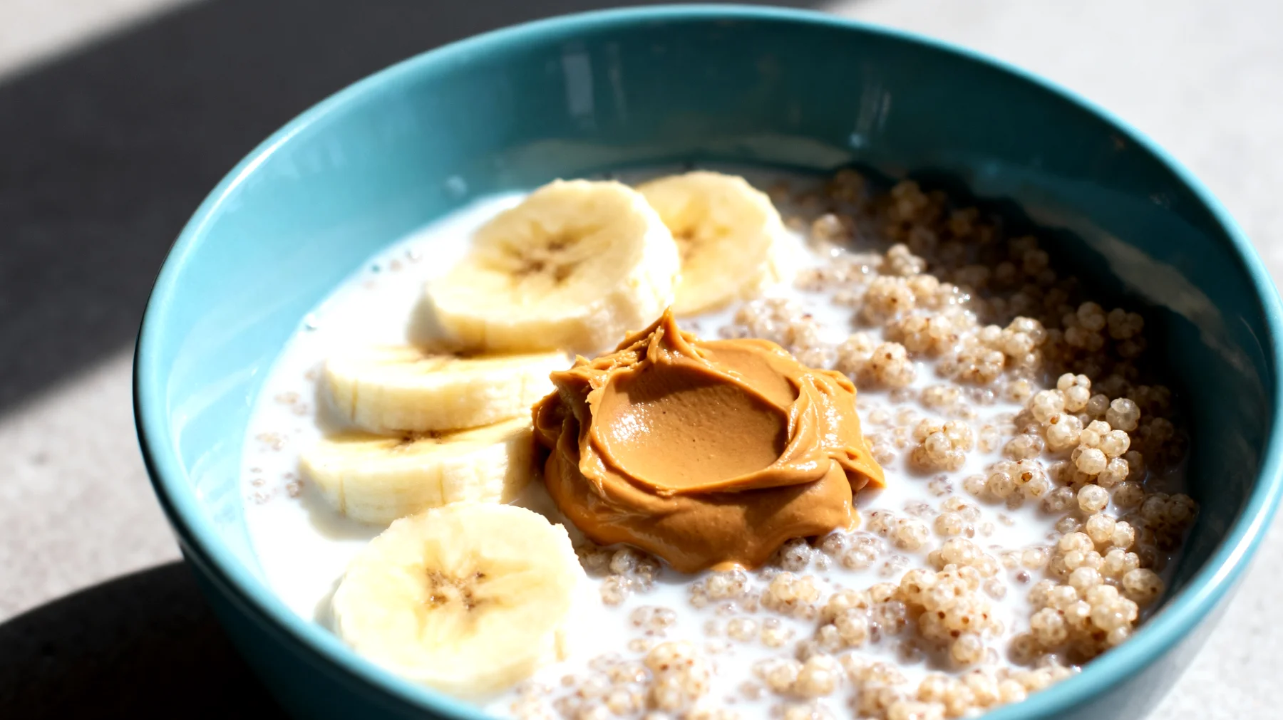 Amaranto soffiato con latte di mandorla, banana e burro di arachidi"