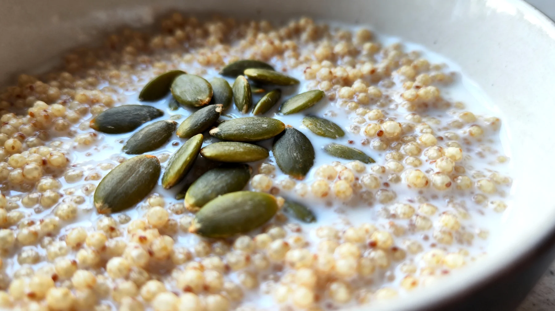 Amaranto soffiato con bevanda di mandorla e semi di zucca"