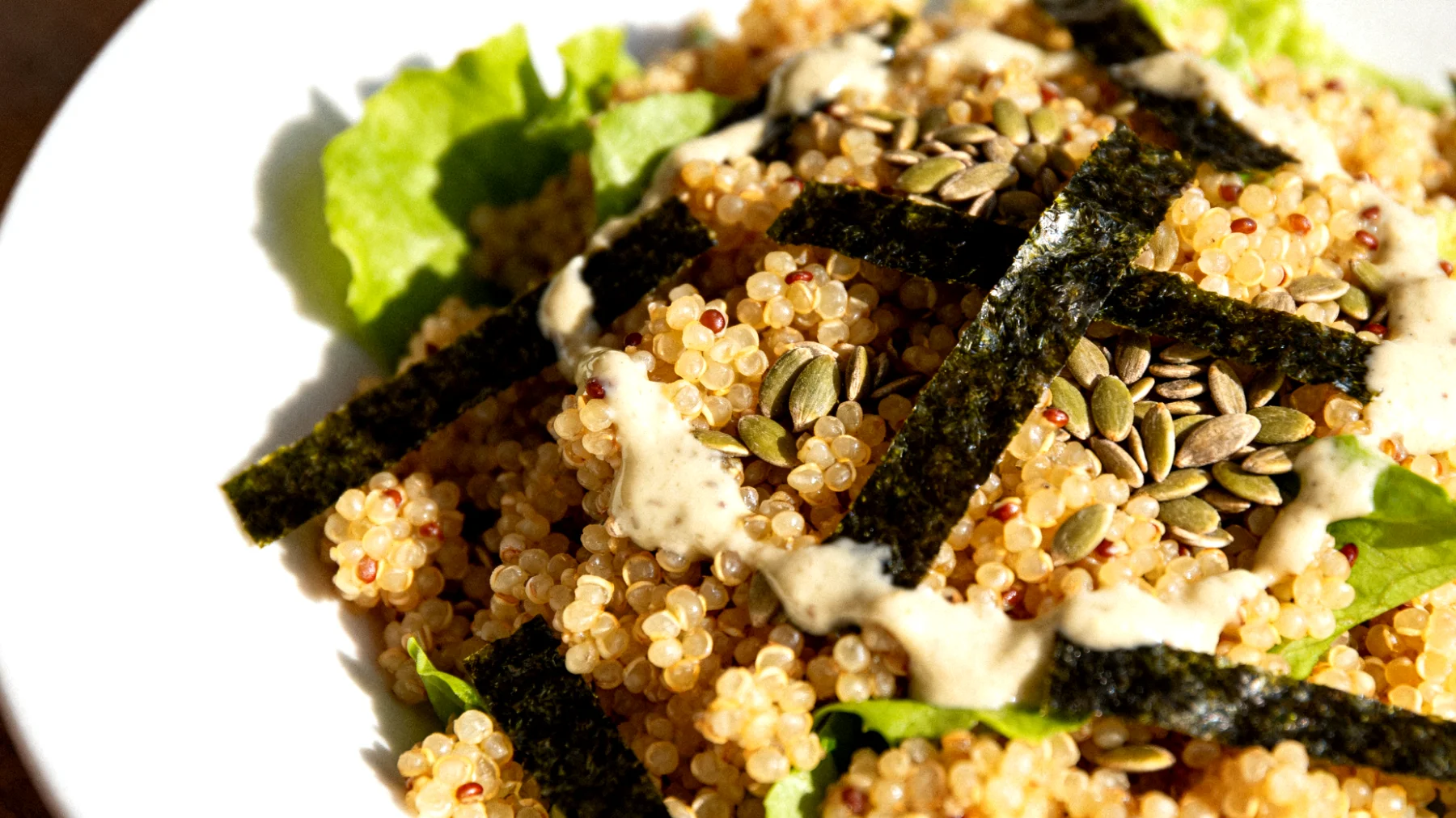Insalata di miglio con semi di canapa, alghe nori e tahina"