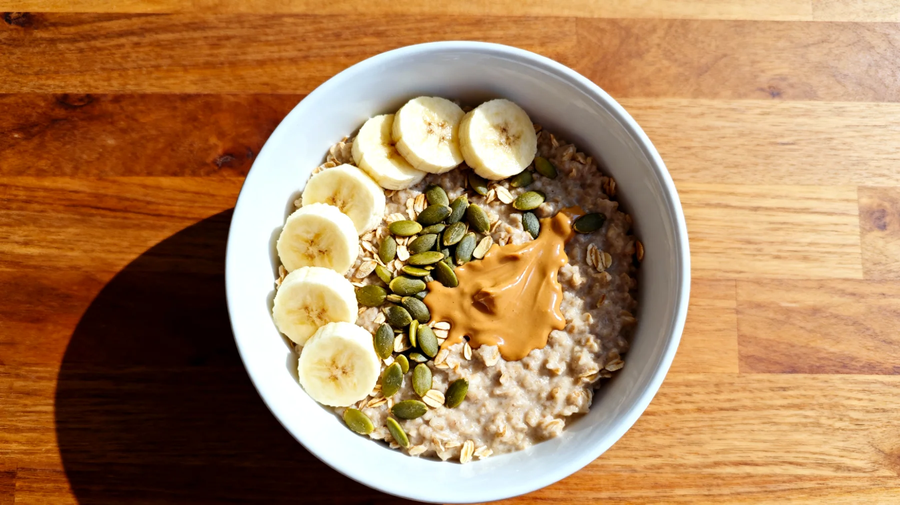 Porridge di avena con semi di zucca, banana e burro di mandorle"