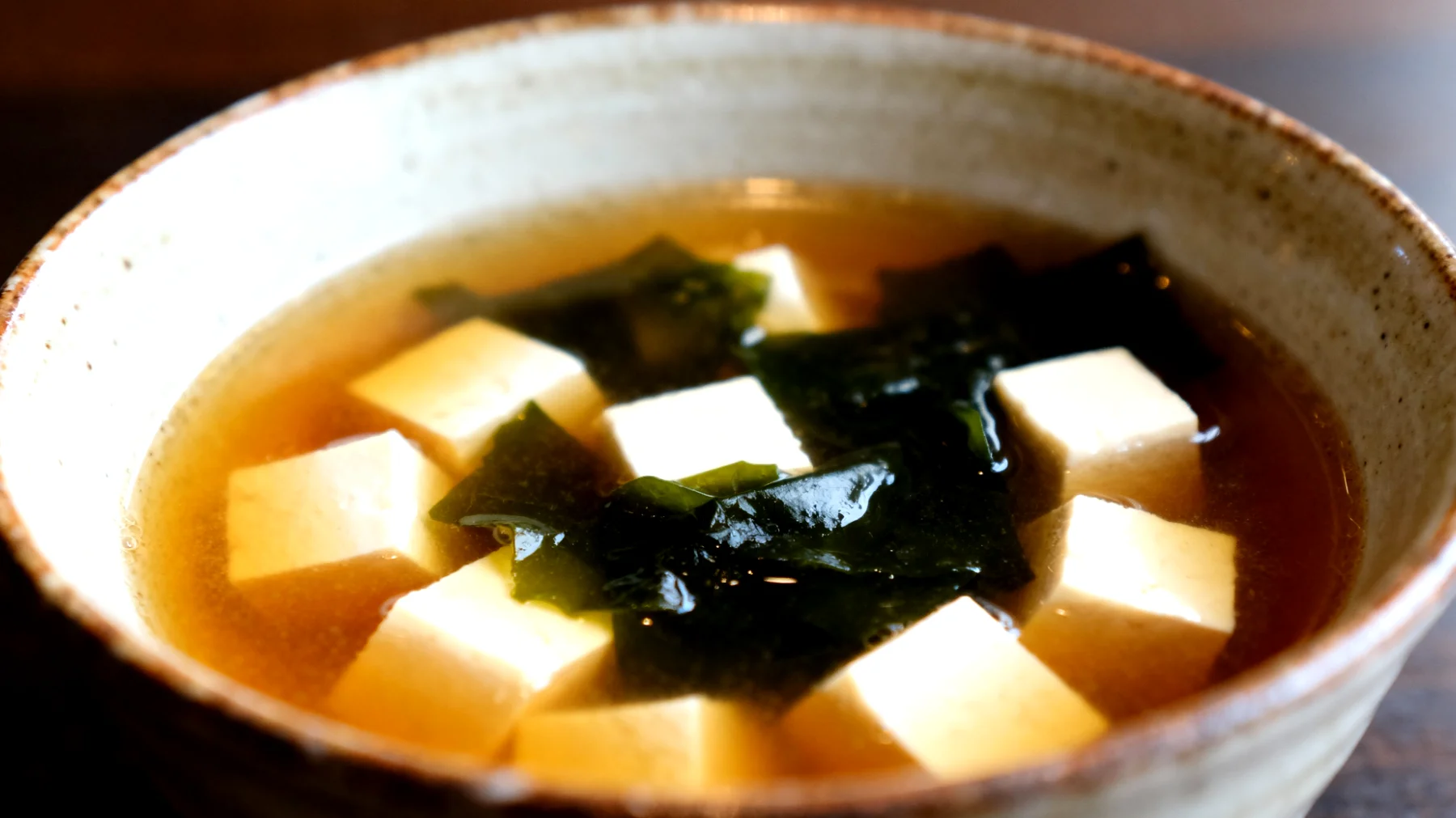 Zuppa di miso con alga wakame e tofu"